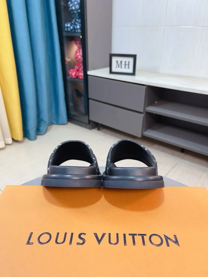 Ex-factory price 360🌹🌹 (lv-Louis Vuitton) New men's slippers, high-end boutique, exquisite embossed logo decoration on the upper, fine workmanship, super soft soles, casual, loose and comfortable, a must-have in summer! \nsize：38-44